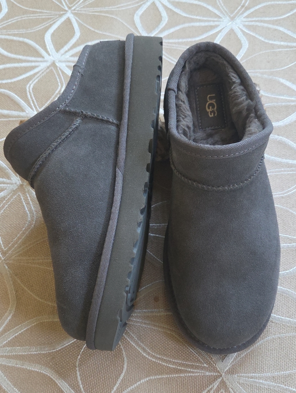 UGG Classic, Gray Suede Plush Slippers